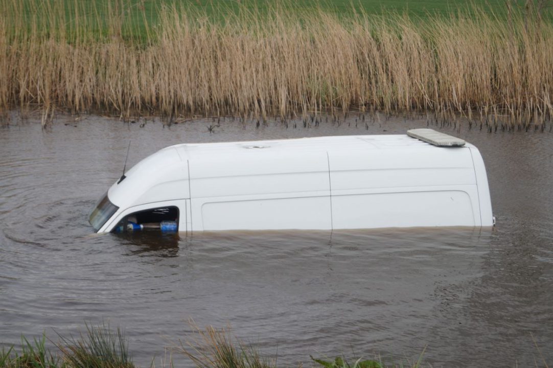 Busje te water bij Trekwei in Driezum