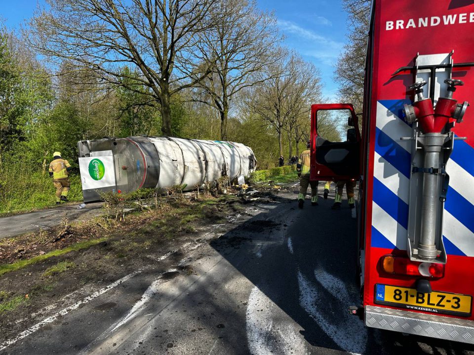 Trailer van melkwagen kantelt op Uterwei bij Surhuizum