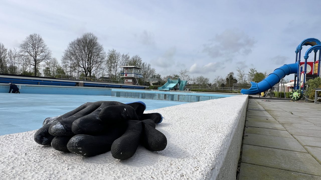 Geen chloor geleverd: zwembad in Surhuisterveen dinsdag dicht