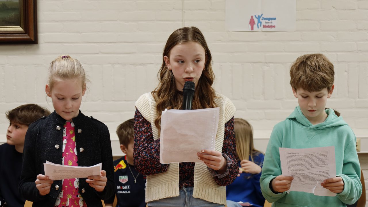 VIDEO: Basisschoolleerlingen presenteren oorlogsverhalen: 