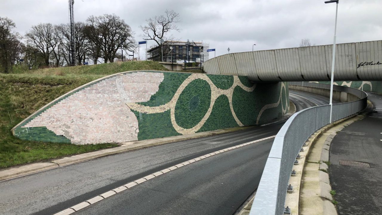 Tegels spoortunnel in Hurdegaryp laten los