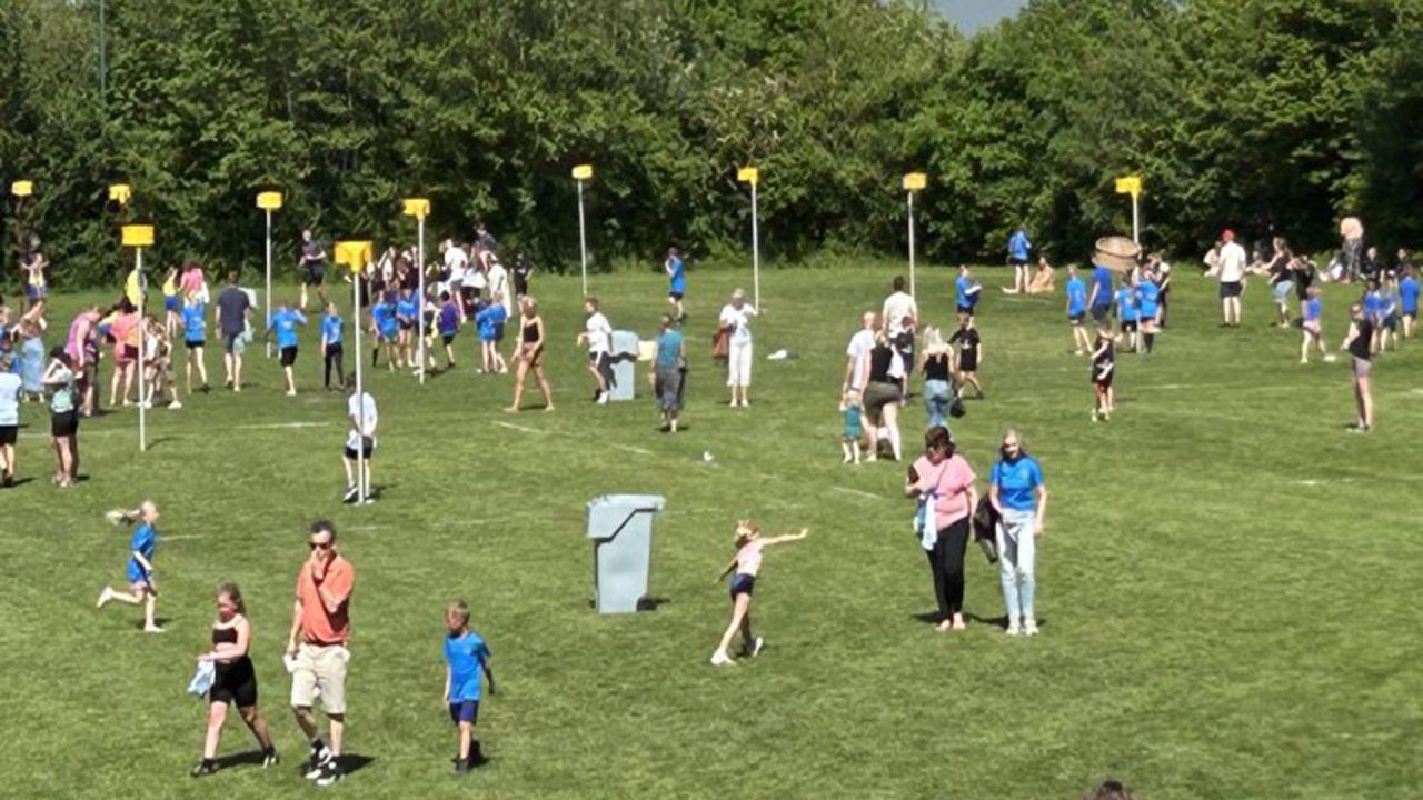 Driehonderd leerlingen doe mee aan Feanster Tiko schoolkorfbaltoernooi
