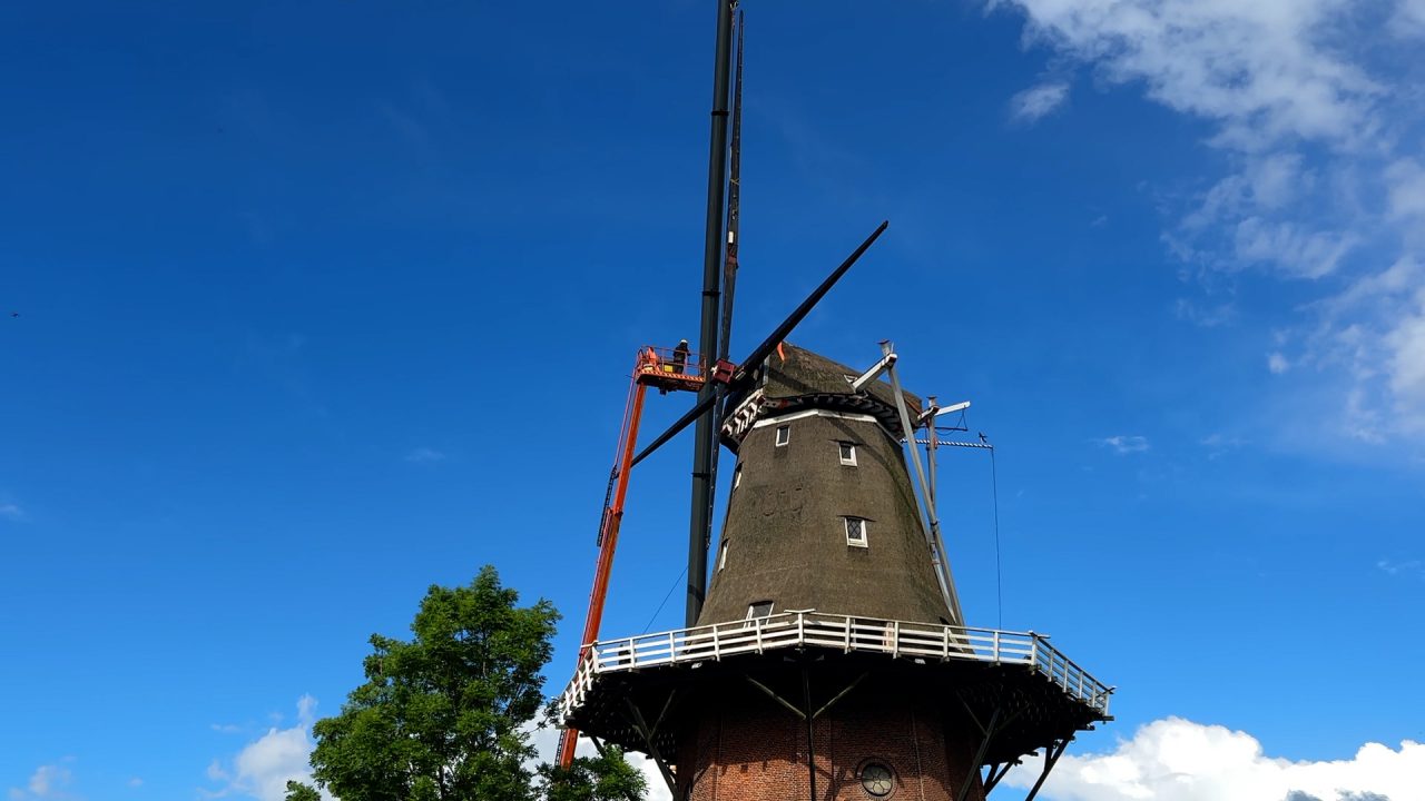 VIDEO: Molen de Zwaluw in Burdaard wordt vernieuwd: na 38 jaar nieuwe wieken en kap