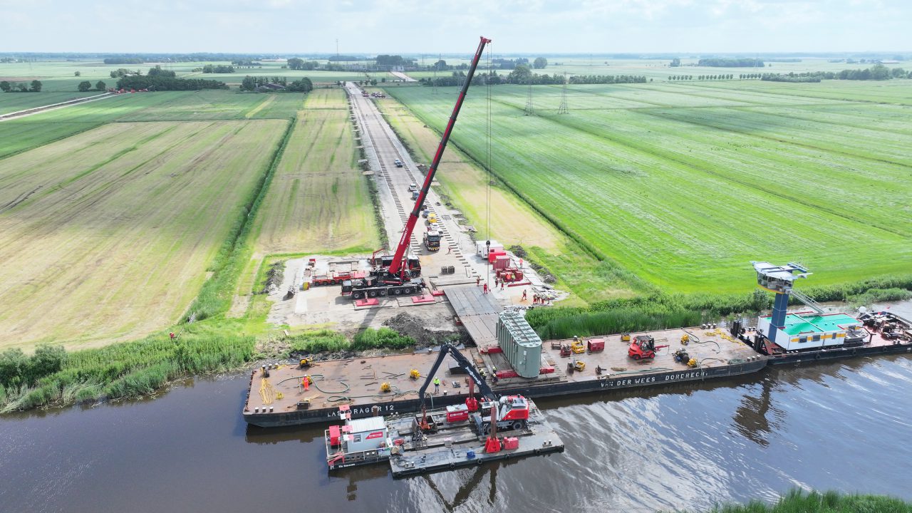 VIDEO: 250.000 kilo zware transformator over speciale weg bij Tytsjerk