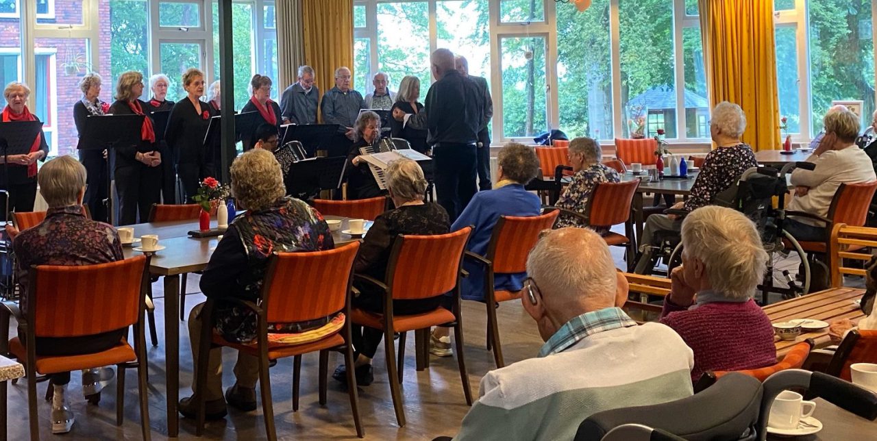 Prachtig optreden Amusementskoor in Bennemastate te Hurdegaryp