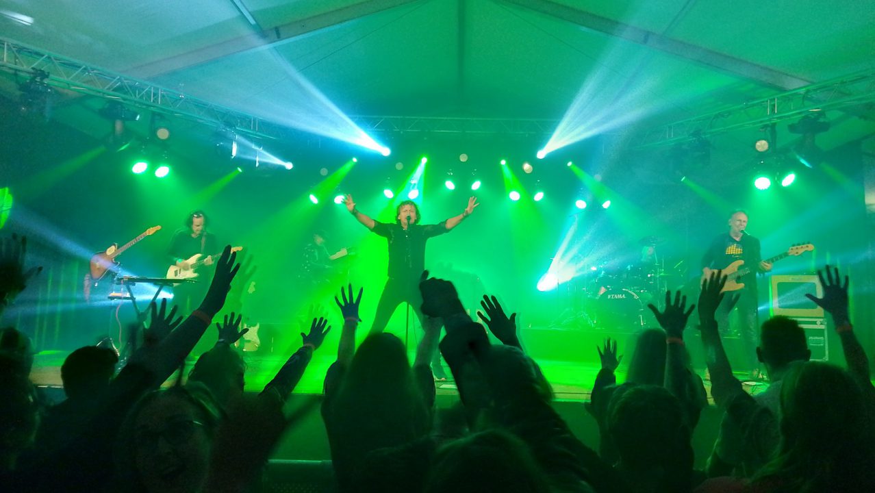 Succesvol feestweekend in Rinsumageast: De Kast en The Rousers stelen de show