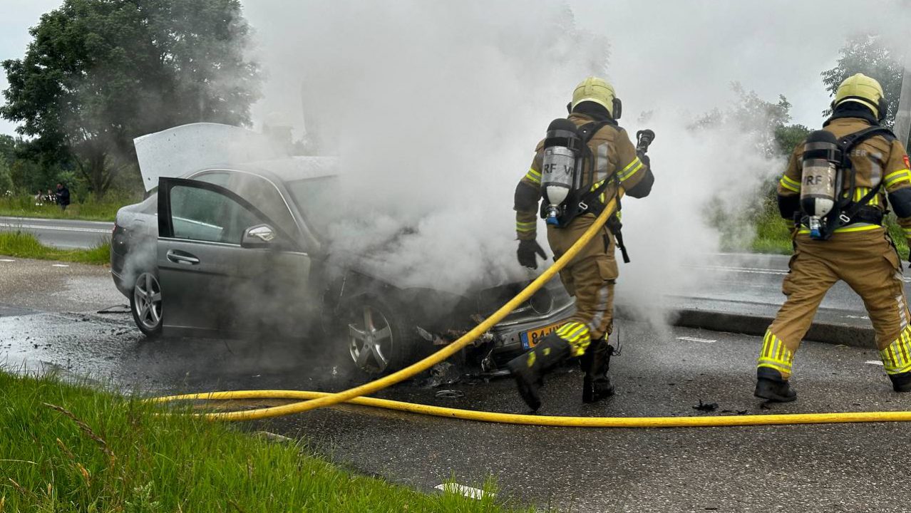 Autobrand op N369 tussen Kootstertille en Drogeham