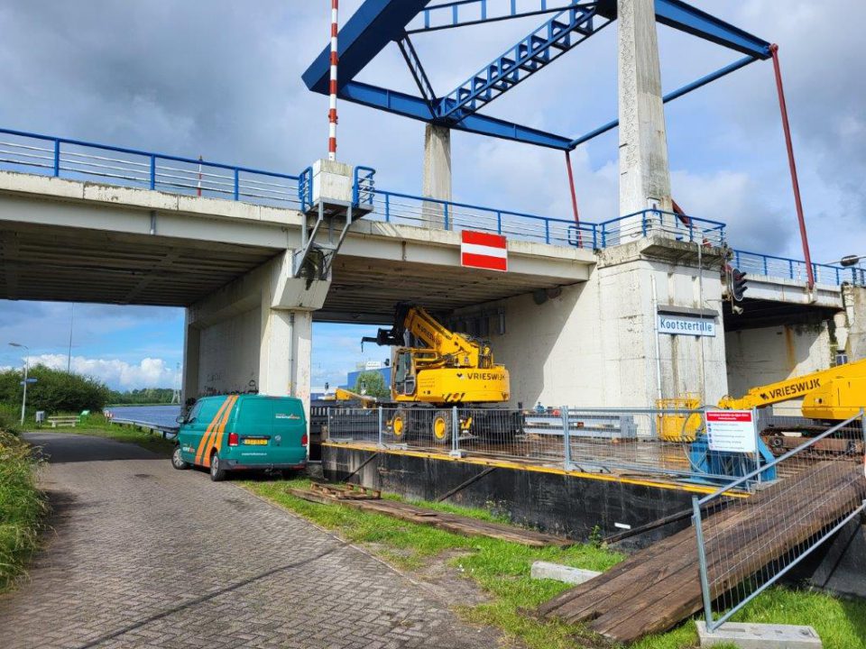 Versterking van brug Kootstertille in volle gang