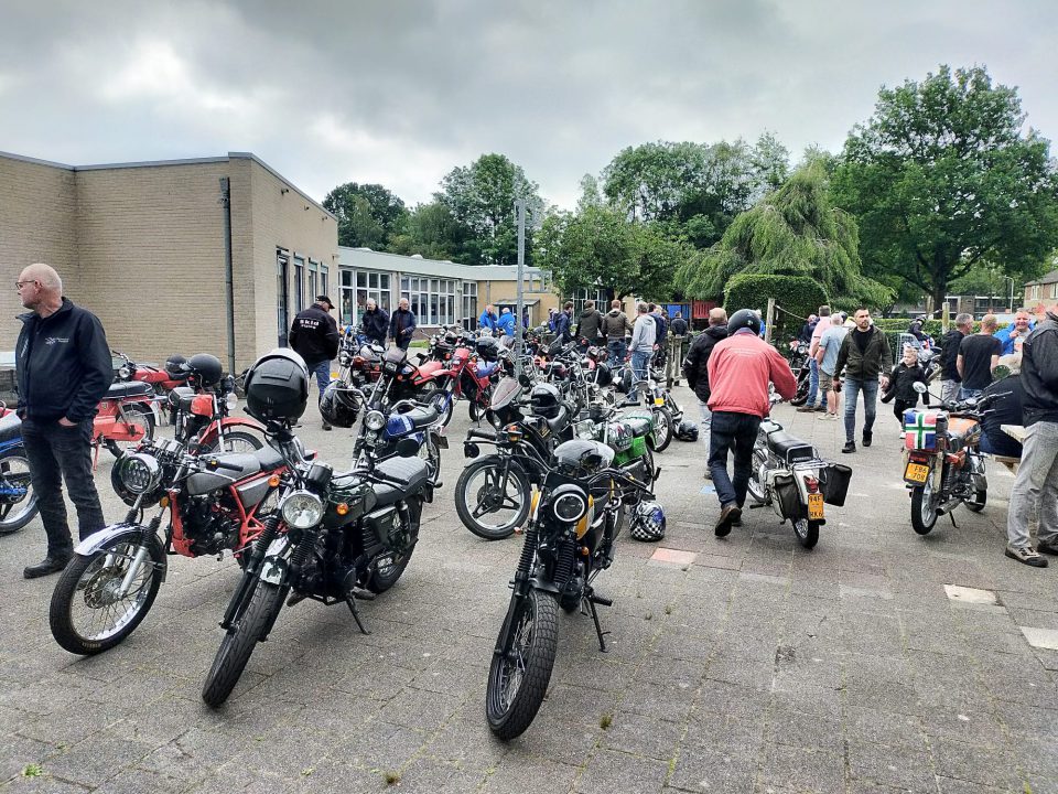 VIDEO: Brommerrit vanuit Harkema met vierhonderd deelnemers