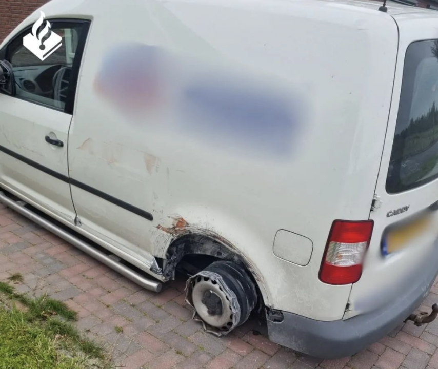 Drankrijder uit Buitenpost (34) vlucht na botsing