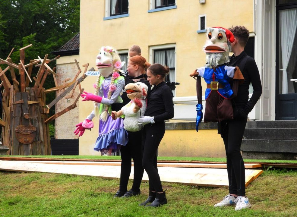 Masquerade theater op locatie aan het repeteren