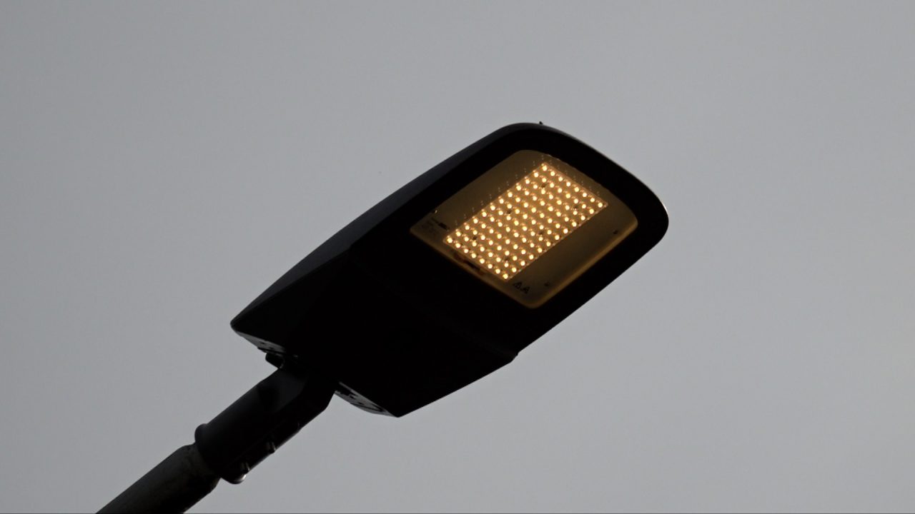 Buurt in Dokkum wacht al 1,5 jaar op herstel straatverlichting