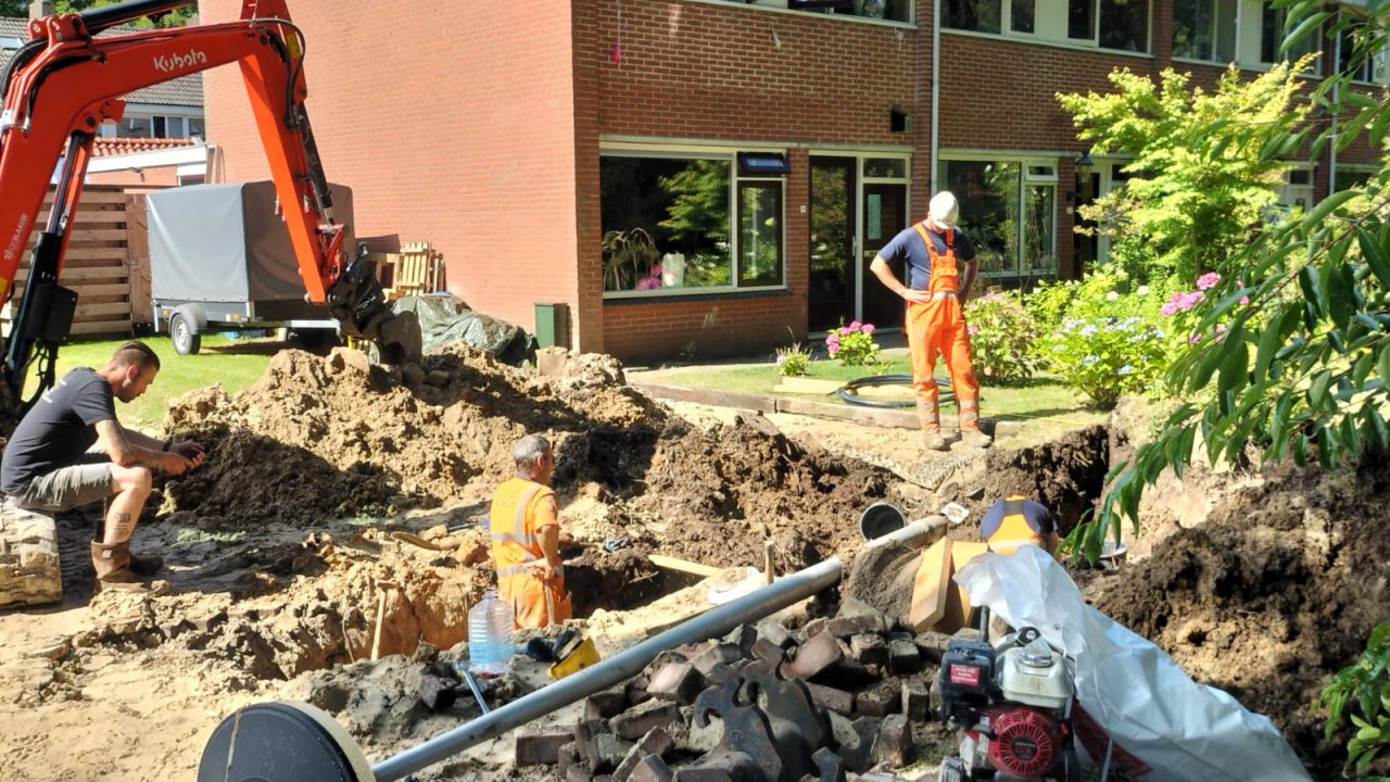 Gesprongen waterleiding in Kootstertille