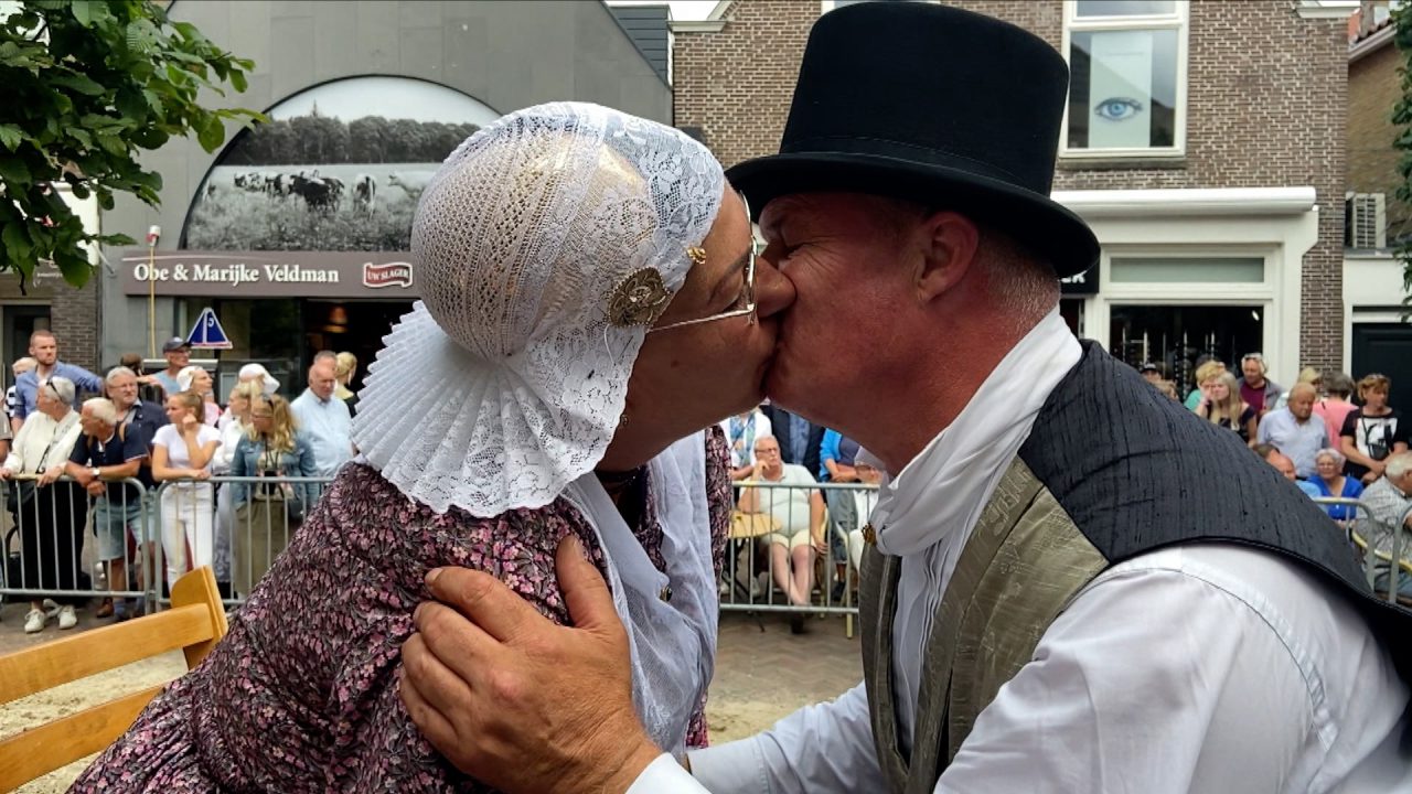 VIDEO: Stel uit Harkema trouwt op traditionele boerenbruiloft