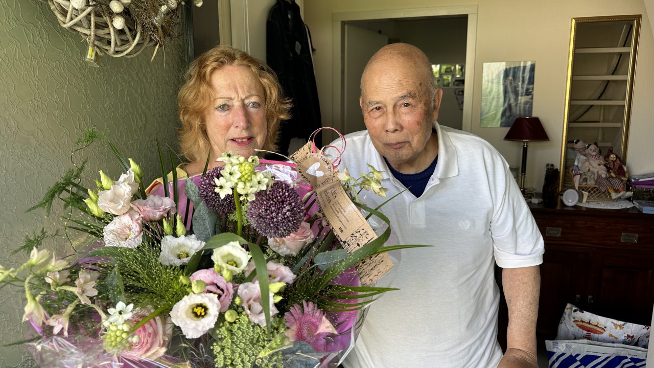 VIDEO: Mantelzorger Tsjikke in het zonnetje gezet met Simmerblomke door buurvrouw