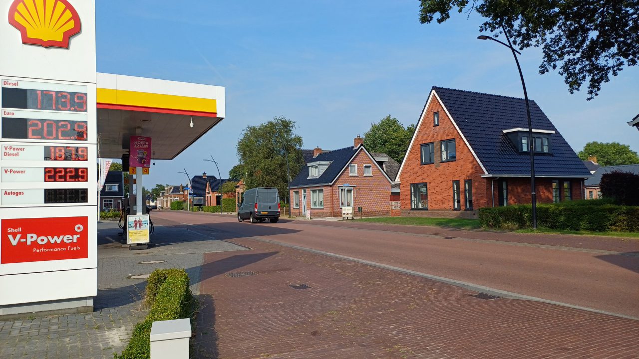 Kritiek op opvanglocatie in Twijzel: gemeente zet in op dialoog en begeleiding
