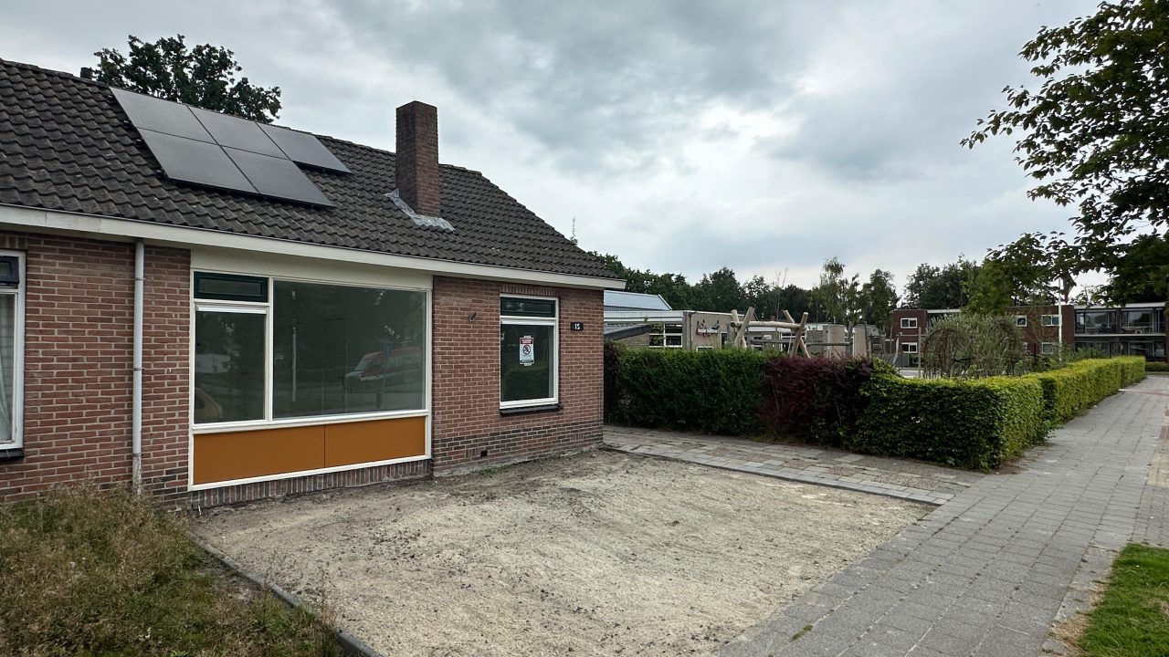 Burgemeester Oebele Brouwer sluit drugspand in Drogeham