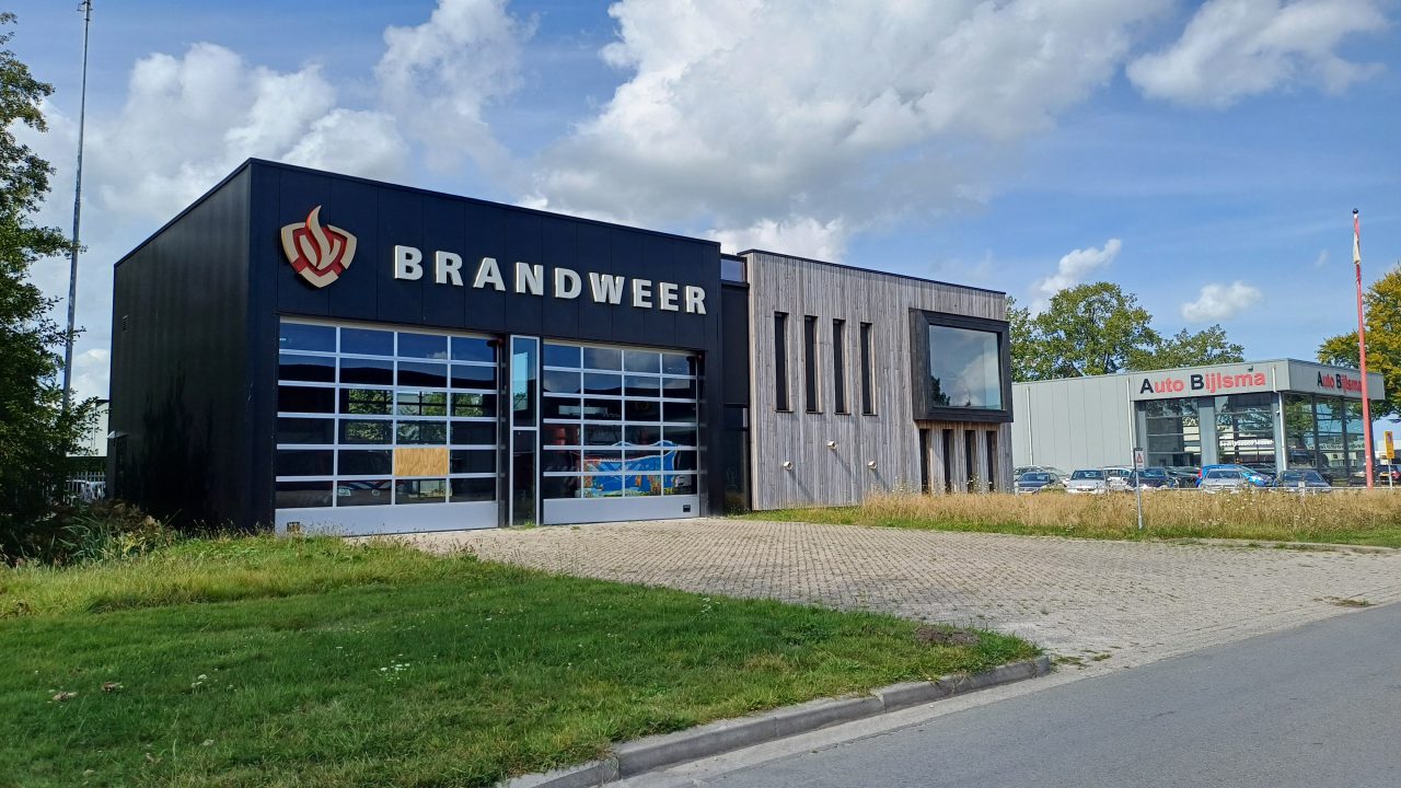 Brandweer Surhuisterveen snel ter plaatse bij brand in brandgang