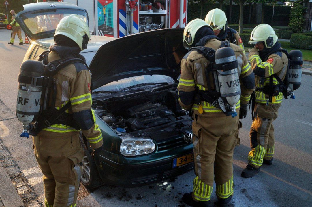 Auto vliegt in brand op Foarstrjitte in De Westereen
