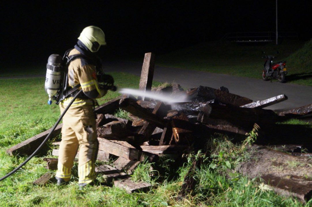 Bielzen in brand gestoken bij wielerbaan in De Westereen