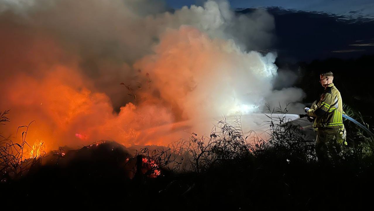 Brandweer rukt uit voor buitenbrand in Jistrum