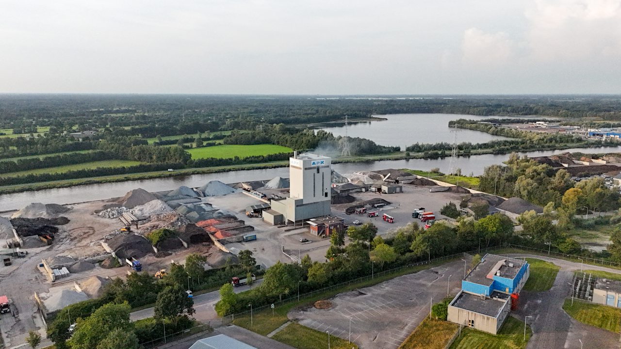 VIDEO: Brand in transportband van bedrijfspand Kootstertille