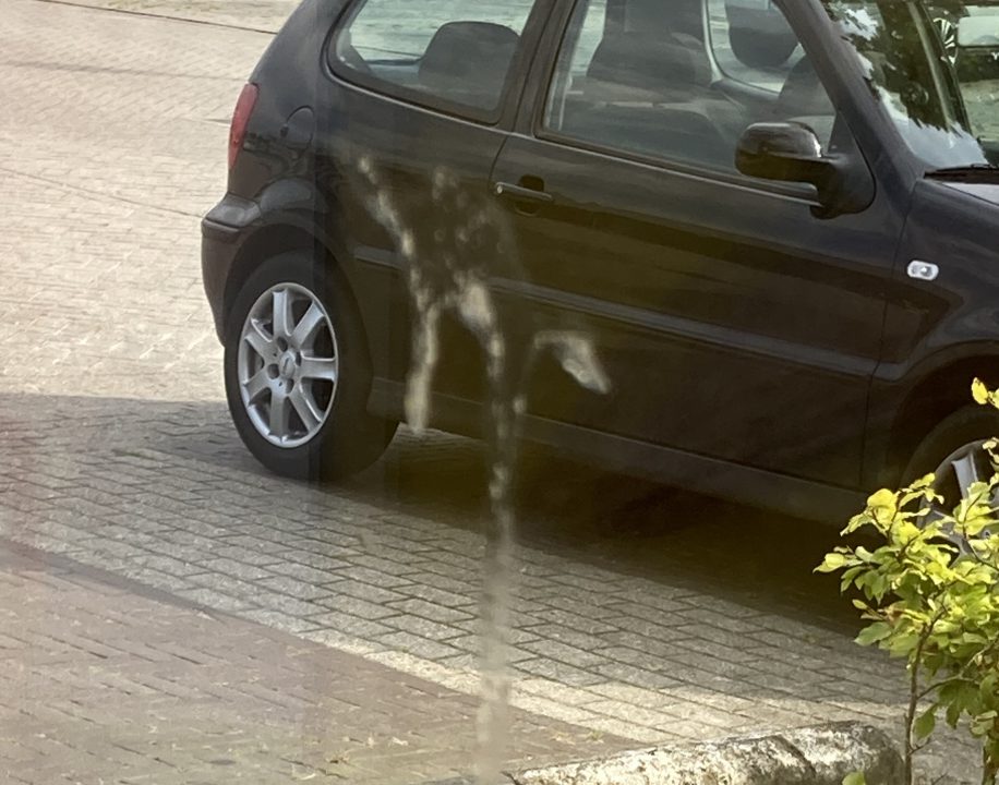 Brandjes bij wielerbaan en spugen op ramen in De Westereen