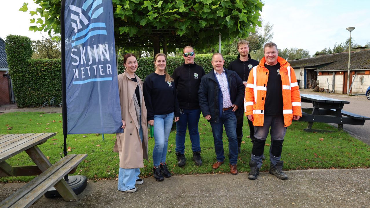 Wethouder Kees Wielstra opent ‘Skjin Wetter’ in De Westereen