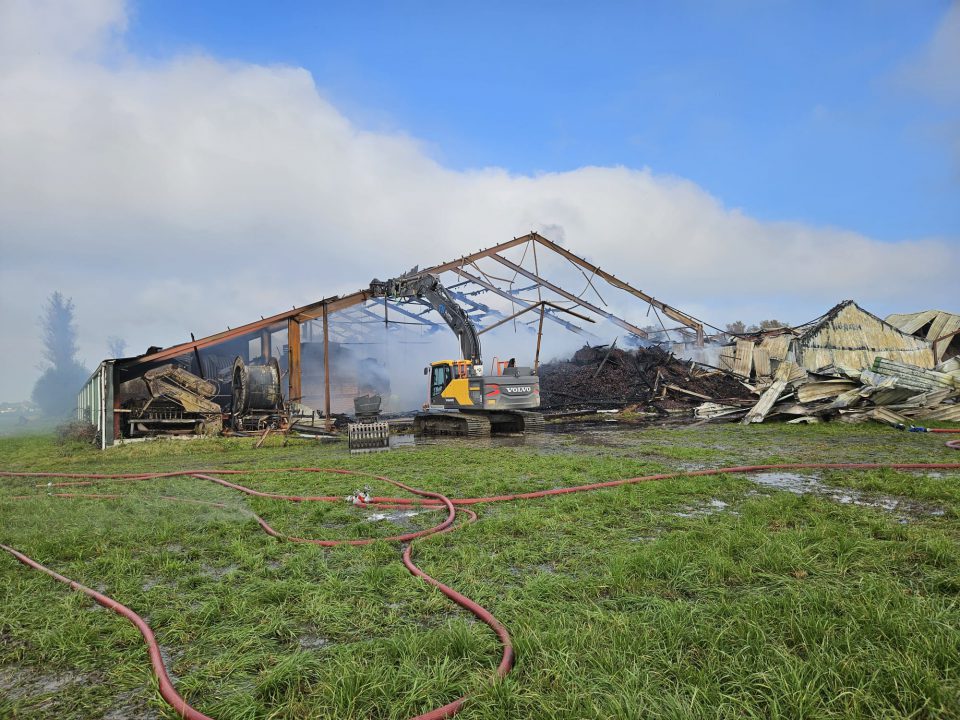 VIDEO: Ternaard ruimt op na enorme brand: 