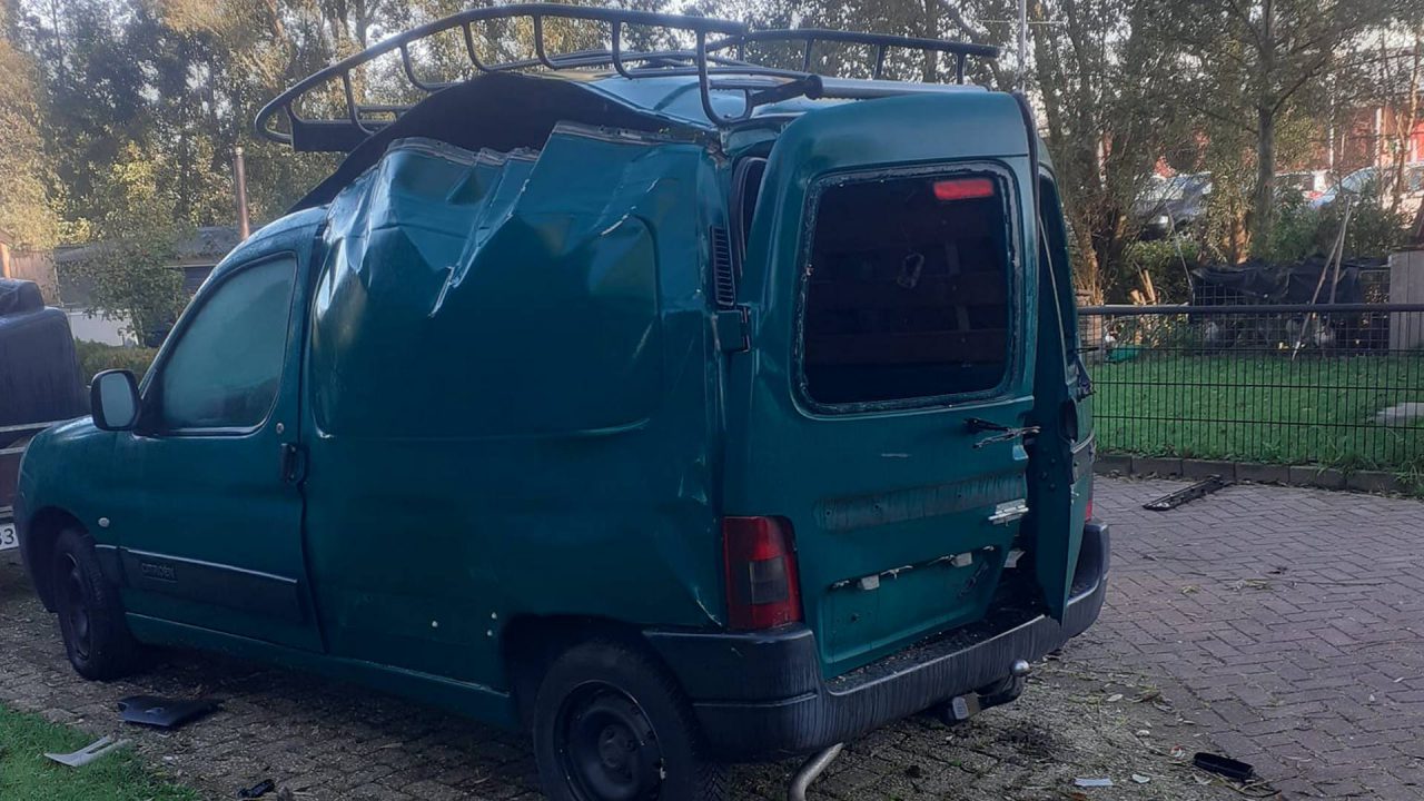 Auto opgeblazen door onbekend explosief in De Westereen: Politie zoekt getuigen