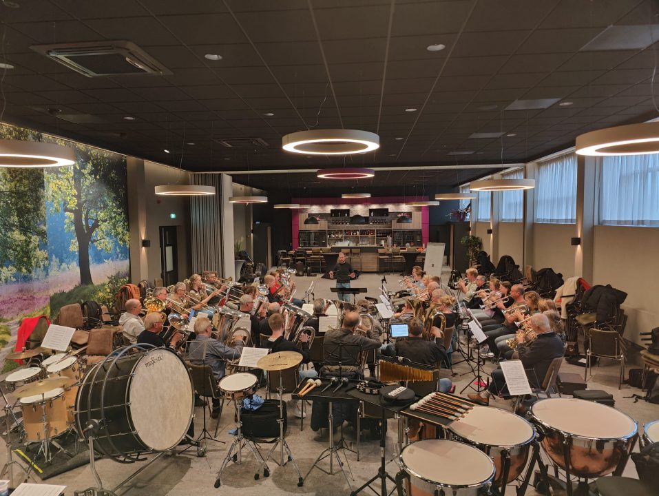 Brassband Blaast de Bazuin Surhuisterveen viert 125-jarig jubileum met reünie en matinee concert