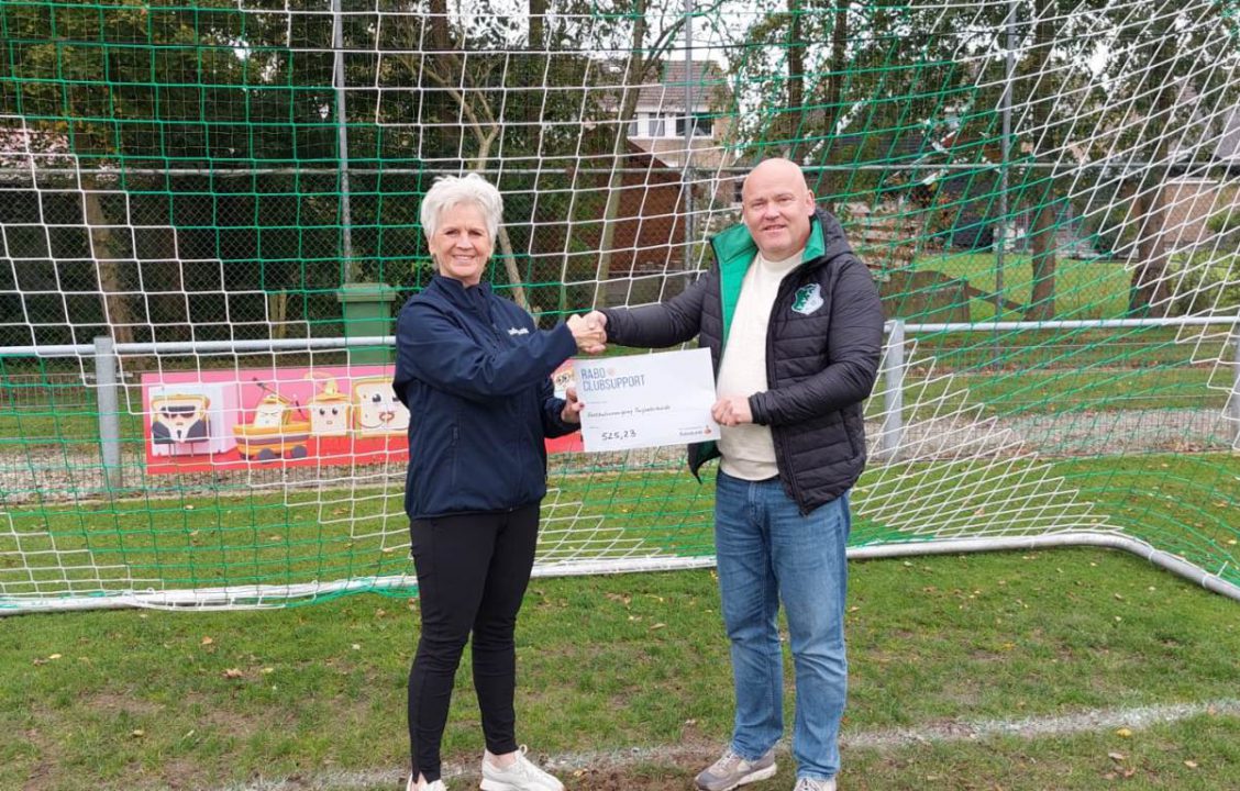 VVT uit Twijzelerheide krijgt een tweetal cheques van de Rabobank