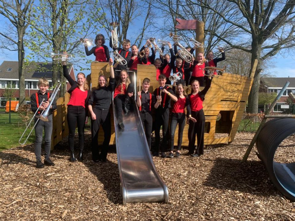 De Bazuin Oenkerk viert eeuwfeest met reünie, groots jubileumconcert en eigen compositie