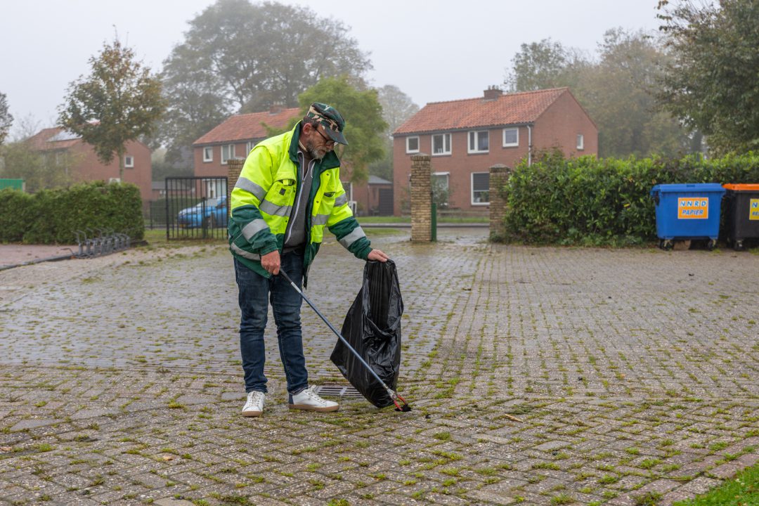Gemeente Noardeast-Fryslân zet veegwagens in na brand in Ternaard