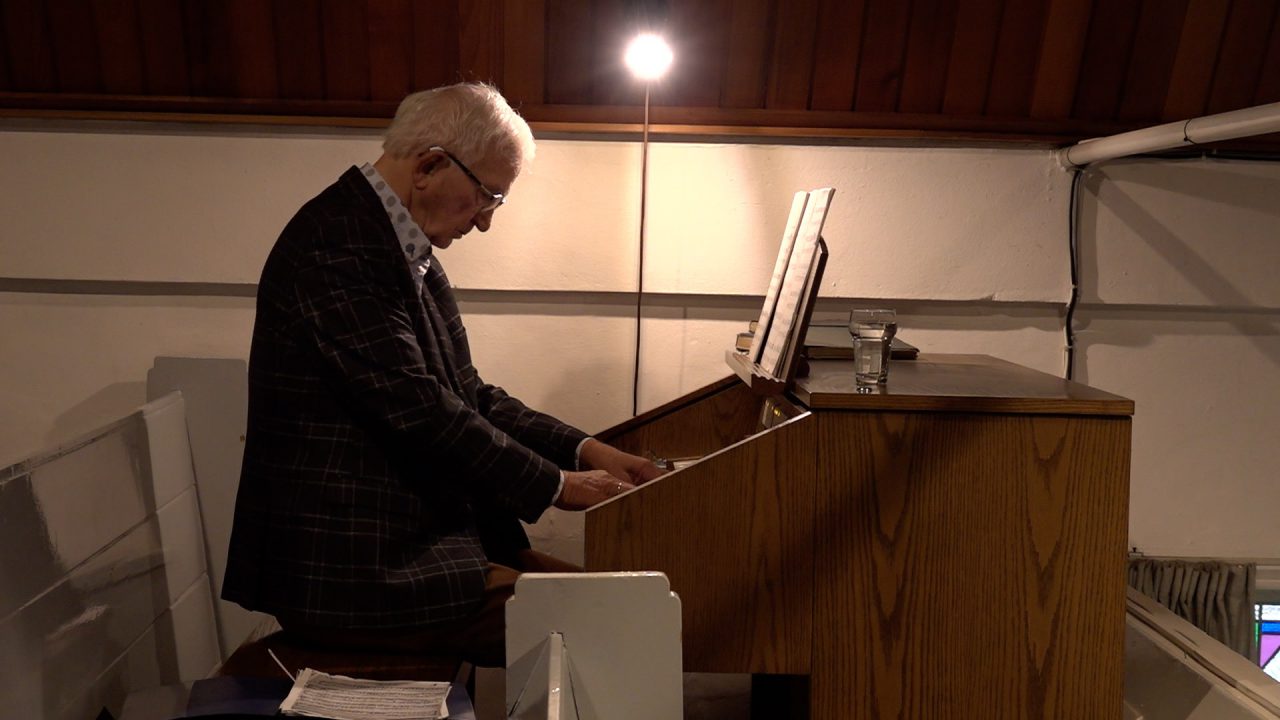 VIDEO: Wietze Veenstra (87) zit al 75 jaar achter het orgel: “Ik haw noch alle kearen senuwen