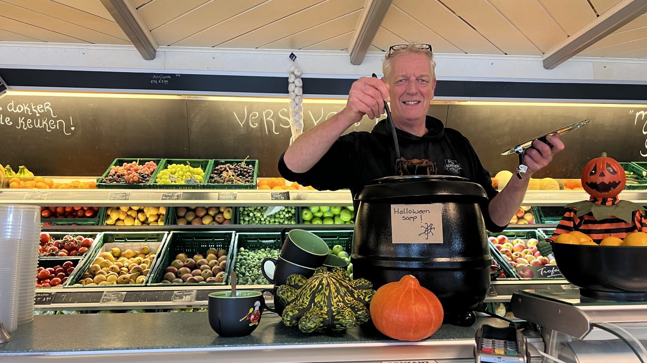VIDEO: Halloweensoep bij groenteboer Bert in Surhuisterveen: 