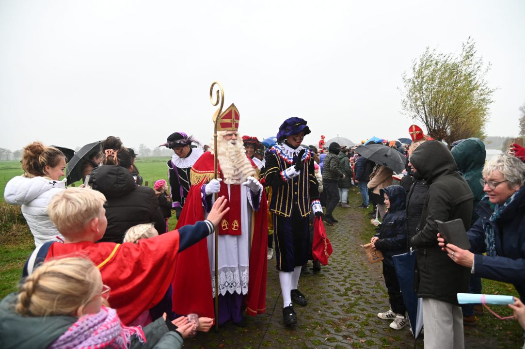 Sinterklaas feestelijk onthaald in Surhuisterveen