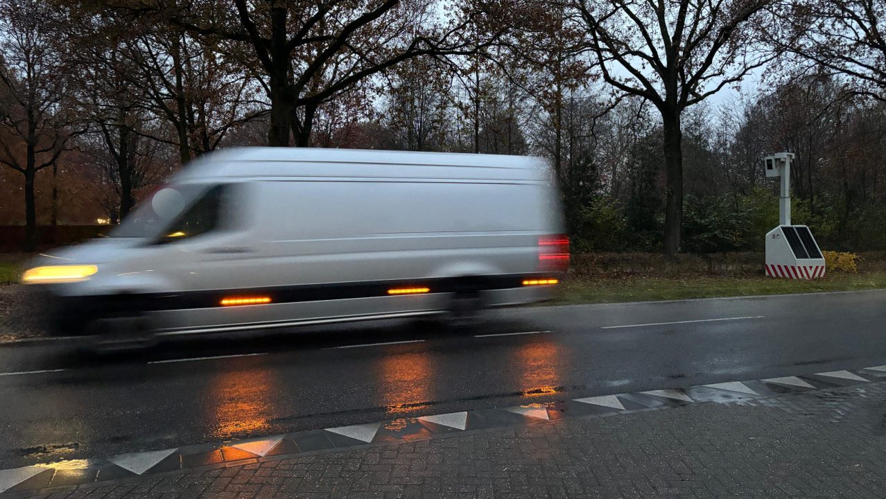 Flexflitser terug op Uterwei (N358) bij Surhuizum