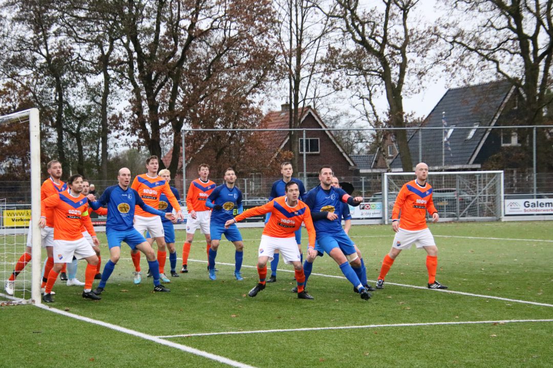 Johannes van der Meulen velt ONR met hattrick, nadat keeper Richard Zwaagstra Twijzel in de wedstrij