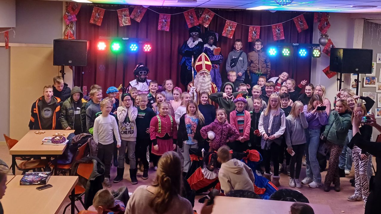 Sinterklaas arriveert in stijl in Twijzelerheide en Zwagerbosch