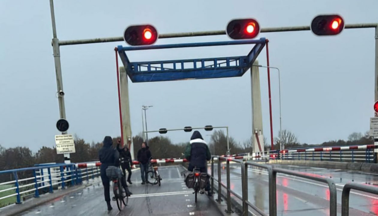 Storing bij brug Kootstertille zorgt voor verkeerschaos