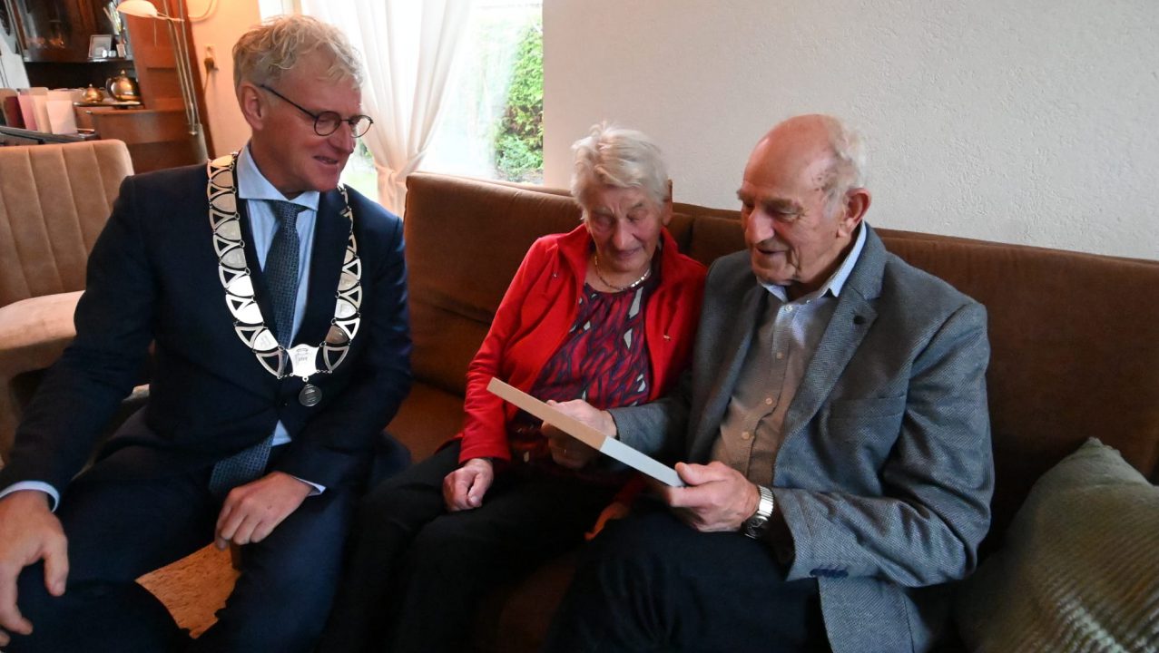 Harm en Reina Nieuwland uit Surhuisterveen vieren 60-jarig huwelijksjubileum