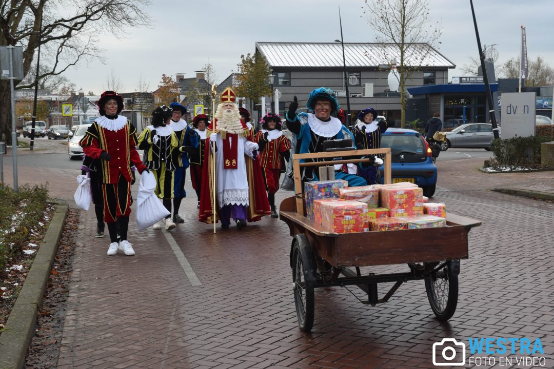 Sinterklaas en mysterieus cadeau onderweg naar Surhuisterveen