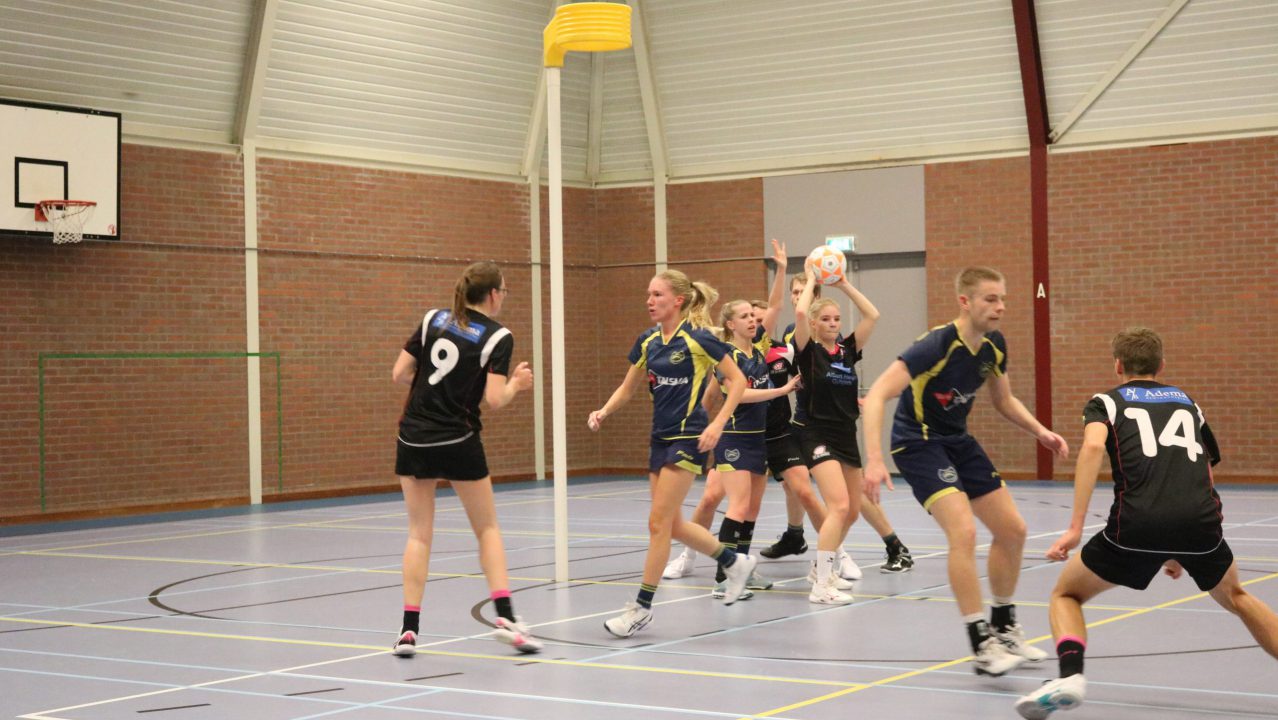 Spetterende opening zaalseizoen korfbalvereniging De Wâlden