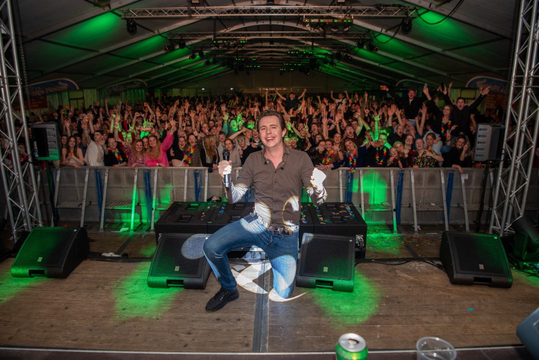 VIDEO/FOTO’S: Feesttent Feankleaster op zijn kop tijdens Vrije Piraten Winter Festival