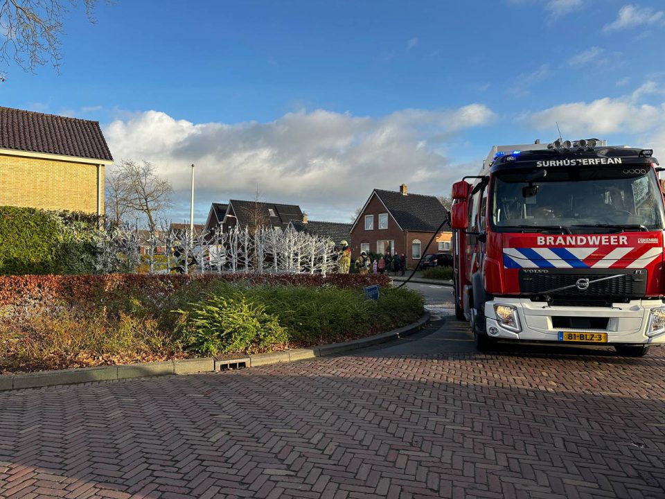 Brandweer blust brand in coniferenhaag in Harkema