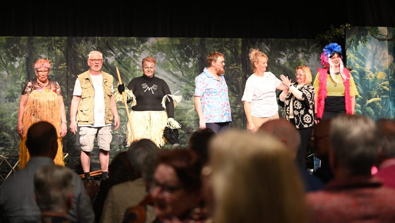 Toneelvereniging Nij Begjin bracht publiek aan het lachen met ‘Wat binne wy moai fuort’