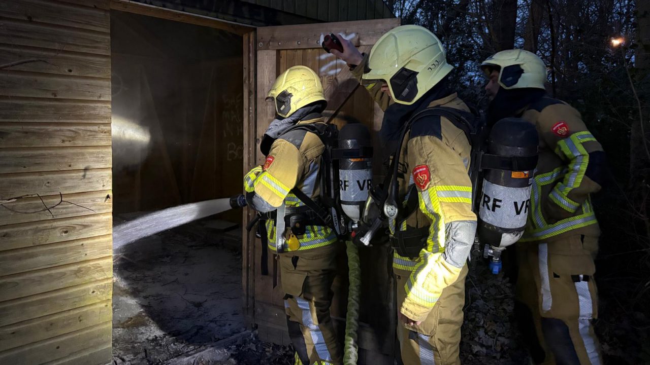 VIDEO: Kleine brand in schuur bij leegstaande school in Tytsjerk