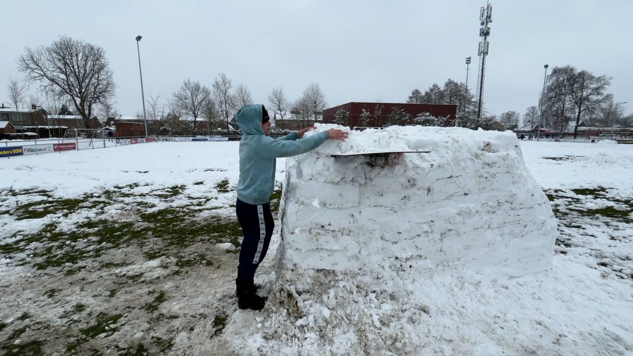 ビデオ：Pieter（23）Footballveld Friese BoysのConstruction Iglo：「一日中横になるという感覚はありません」