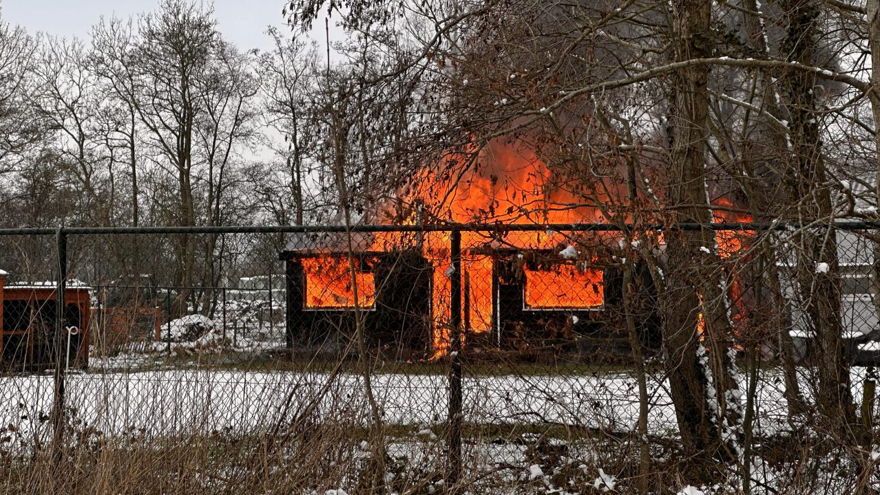 Brand in stacaravan in Jistrum: twee honden omgekomen